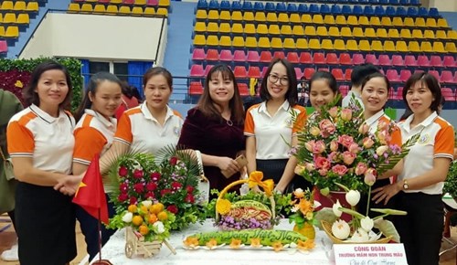 Tham gia Hội thi cắm tỉa hoa, quả nghệ thuật trong công nhân viên chức lao động năm 2020